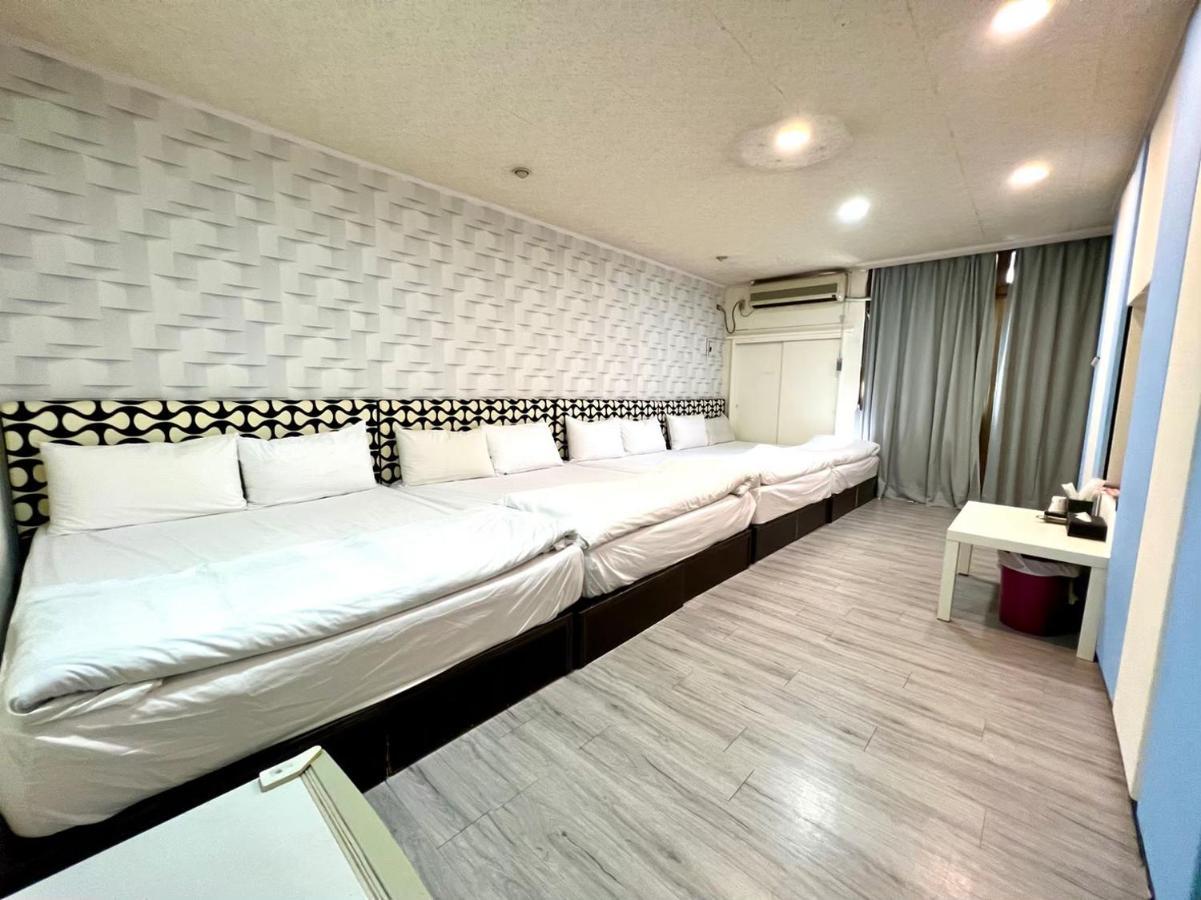 Appartamento Fengjia Pig'S House Taichung Esterno foto